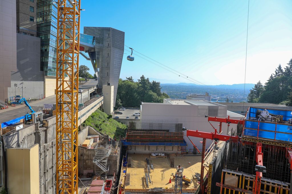 Construcción en OHSU, 17 de mayo de 2023 -El teleférico desciende en el fondo del proyecto de ampliación del área de internación en curso en el hospital de OHSU. (OHSU/Christine Torres Hicks)