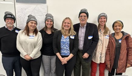 En un evento de mayo, casi 40 personas se reunieron en Roseburg para lanzar el condado de Douglas como el centro regional más nuevo de la Campaña de Oregón de Nutrición organizada por el Instituto Moore de OHSU, que busca acabar con las enfermedades crónicas a través de alimentos saludables y ciencia. En la foto, de izquierda a derecha, están: Profesor emérito de OHSU Kent Thornburg, Ph.D., Gerente de comunicaciones del Instituto Moore de OHSU Liana Haywood, M.P.H., Directora de operaciones del Instituto Moore de OHSU Mandy Burns, Directora ejecutiva de Thrive Umpqua Jessica Hand, M.P.H., OHSU Directora del Instituto Moore, Leslie Myatt, Ph.D., FRCOG, Directora de la Campaña de Nutrición de Oregón y Directora de Consultoría de Monica Cuneo Monica Cuneo, M.P.H., y Jeanie Thornburg. (OHSU)