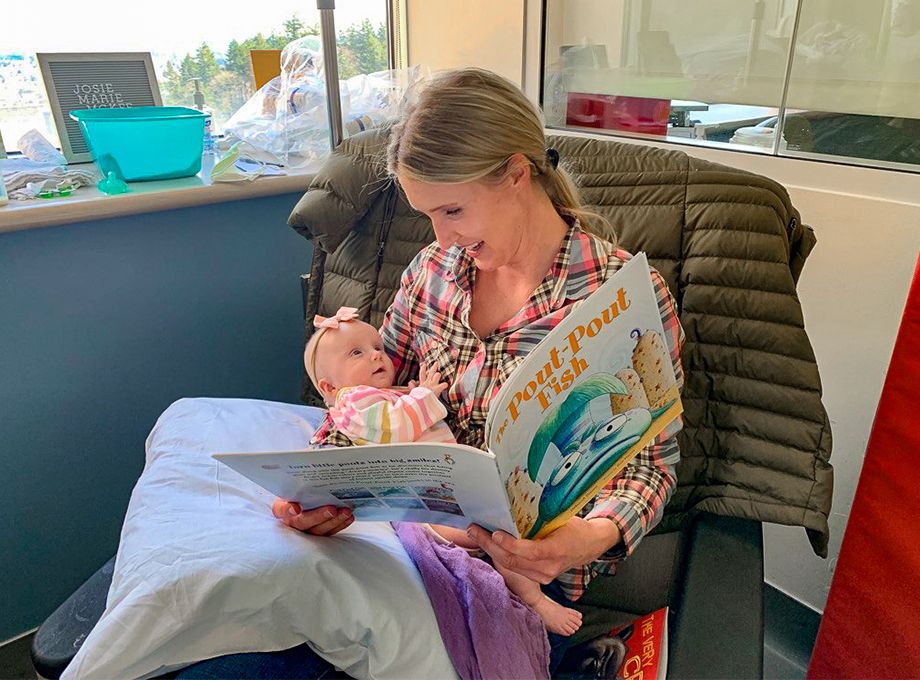 OHSU Doernbecher Children’s Hospital participa en el programa Reach Out and Read en la unidad de cuidados intensivos neonatales. Leer con los niños promueve la salud cerebral y fomenta el desarrollo cognitivo, social y emocional. (Cortesia)