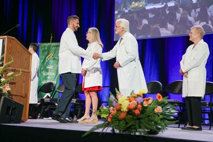 OHSU dará la bienvenida a nuevos estudiantes de medicina en la Ceremonia anual de los guardapolvos blancos 