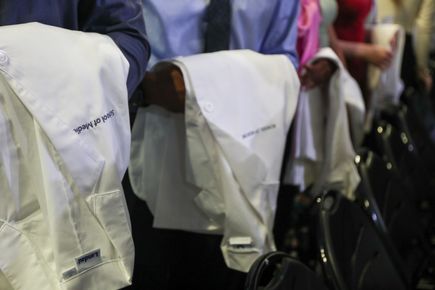 OHSU dará la bienvenida a nuevos estudiantes de medicina en la Ceremonia anual de los guardapolvos blancos 