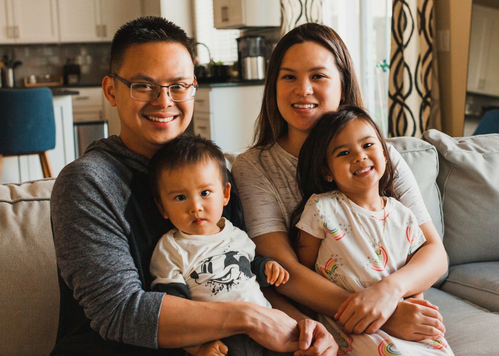 Tommy y Linda Pham cargan a sus hijos. (Cortesía de la Fundación Científica Raiden)