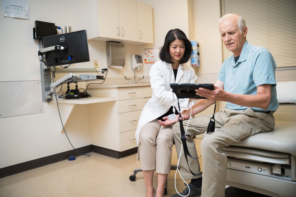 Un estudio reciente encabezado por un equipo de investigación de OHSU reveló que aproximadamente un cuarto de los pacientes de bajos ingresos que reciben atención en centros de salud comunitarios siguen sin acceder a beneficios de seguro al cumplir 65 años, que es la edad a la que la mayoría de los estadounidenses empiezan a ser elegibles para el seguro médico del gobierno federal, Medicare. (Getty Images)
