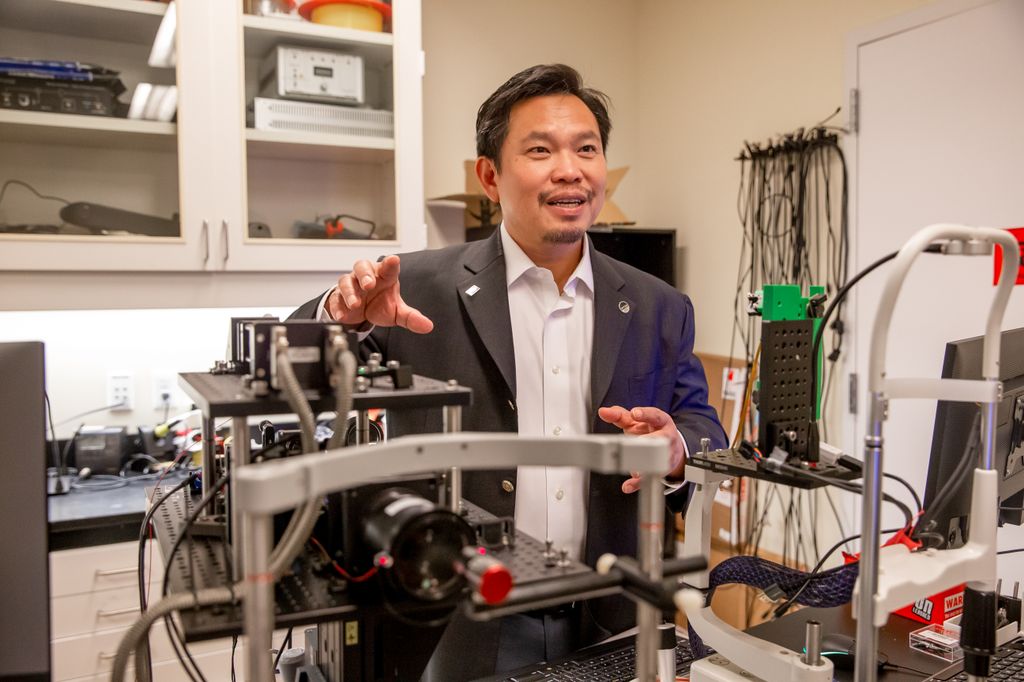 El Dr. David Huang, Ph.D., coinventor de la tecnología de imágenes biomédica conocida como tomografía coherente óptica u OCT, sigue desarrollando y perfeccionando la OCT en el Center for Ophthalmic Optics and Lasers de Oregon Health & Science University, también conocido como Laboratorio COOL. (OHSU) 