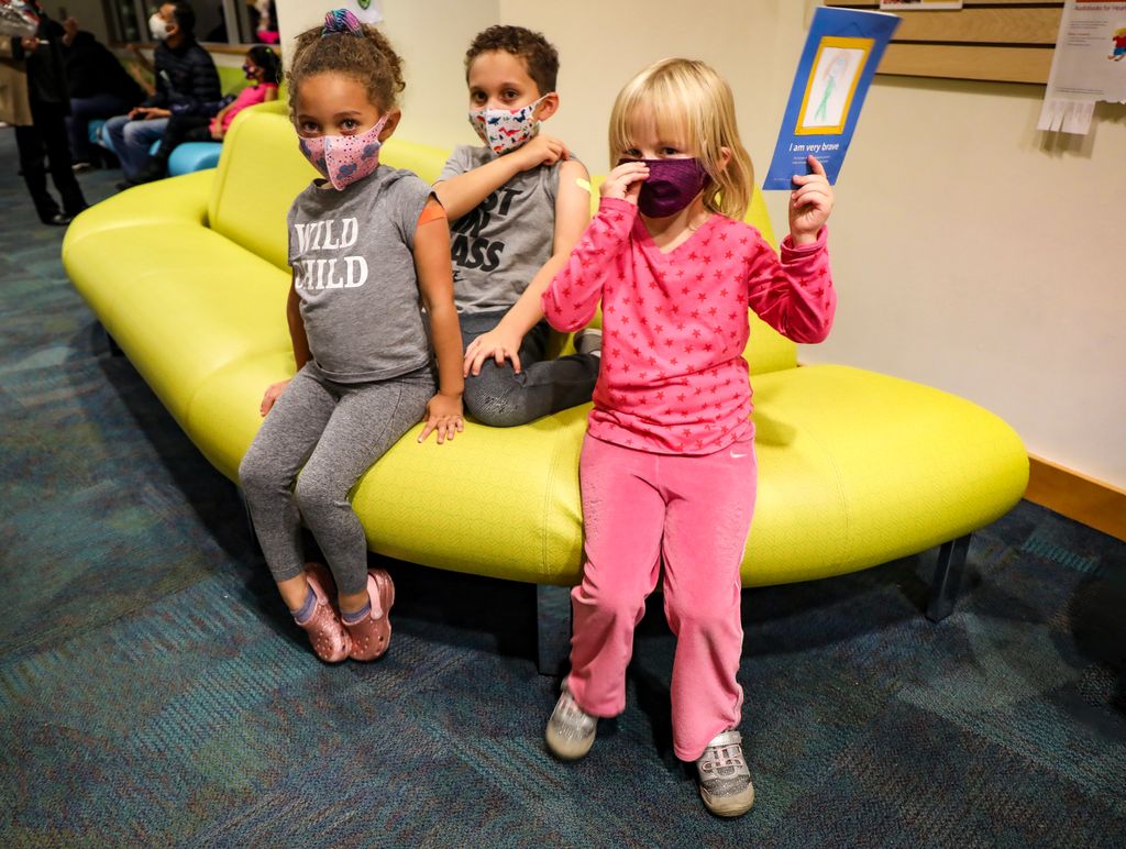 Niños recibiendo sus vacunas en OHSU Doernbecher Children’s Hospital. Para prevenir la propagación de virus respiratorios, expertos de OHSU recomiendan mantener el calendario de vacunación al día. También recomiendan que los niños enfermos no asistan a la escuela y otros eventos, evitar el contacto con personas que están enfermas y lavarse las manos con frecuencia. (OHSU/Christine Torres Hicks)
