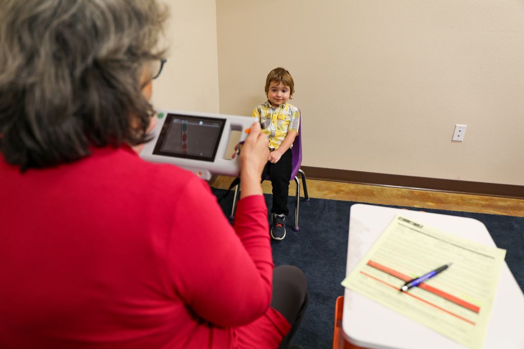 El programa de detección de la vista en preescolar Elks del OHSU Casey Eye Institute ofrece controles de la vista gratuitos a más de 65 000 niños pequeños, de los cuales alrededor del 15 % necesitan anteojos. (OHSU/Christine Torres Hicks)