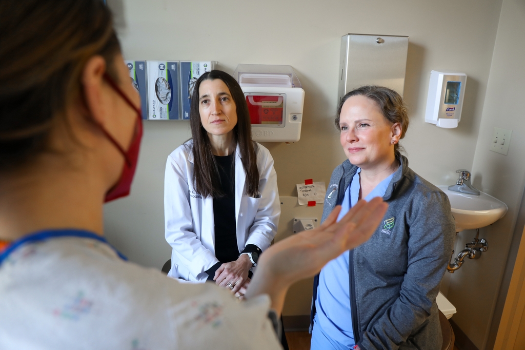 Las investigadoras de OHSU Amy Cantor, M.D., M.P.H., centro, y Ellen Tilden, Ph.D., CNM, derecha, tienen como objetivo definir y medir mejor la atención de maternidad respetuosa y desarrollar un estándar de atención y responsabilidad en todos los sistemas de salud. (OHSU/Christine Torres Hicks)