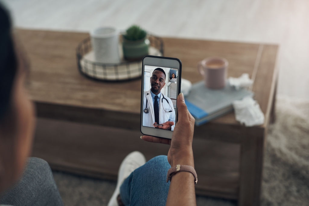 Un paciente habla por teléfono móvil con un médico.