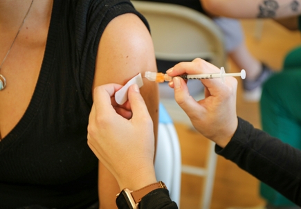 Cambiar de brazo mejora la efectividad de las vacunas de dos dosis sugiere un estudio de OHSU