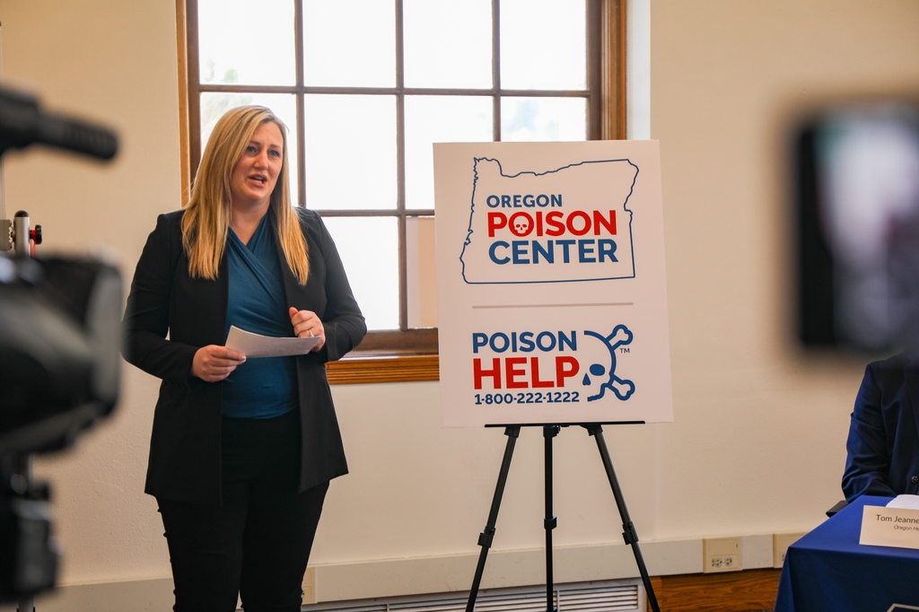 Jennifer Eskridge, educadora de alcance comunitario con el Oregon Poison Center de OHSU, en un evento donde describe la misión del centro. Esta Semana Nacional de Prevención de las Intoxicaciones, el Oregon Poison Center exhorta a la comunidad a que agregue a su teléfono el número de la linea de ayuda contra las intoxicaciones, antes de que ocurra una emergencia. (OHSU/Christine Torres Hicks)