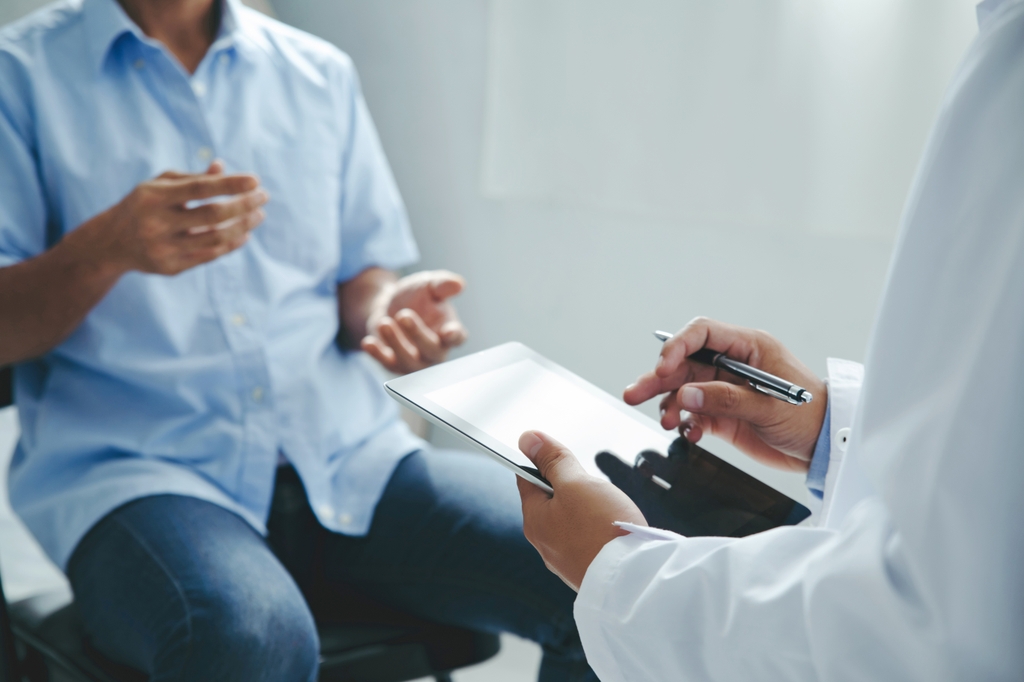 A study shows that there are higher uninsured rates among Hispanic patients in healthcare clinics. (Getty Images)