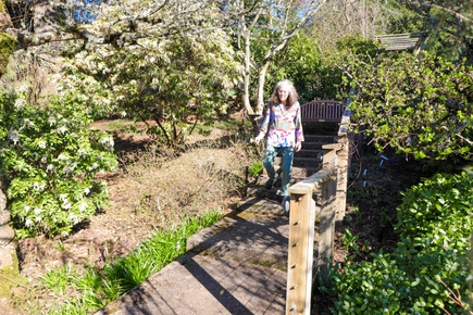 Valerie Clappison en el jardín