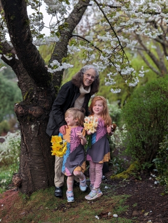 Valerie Clappison con sus nietas
