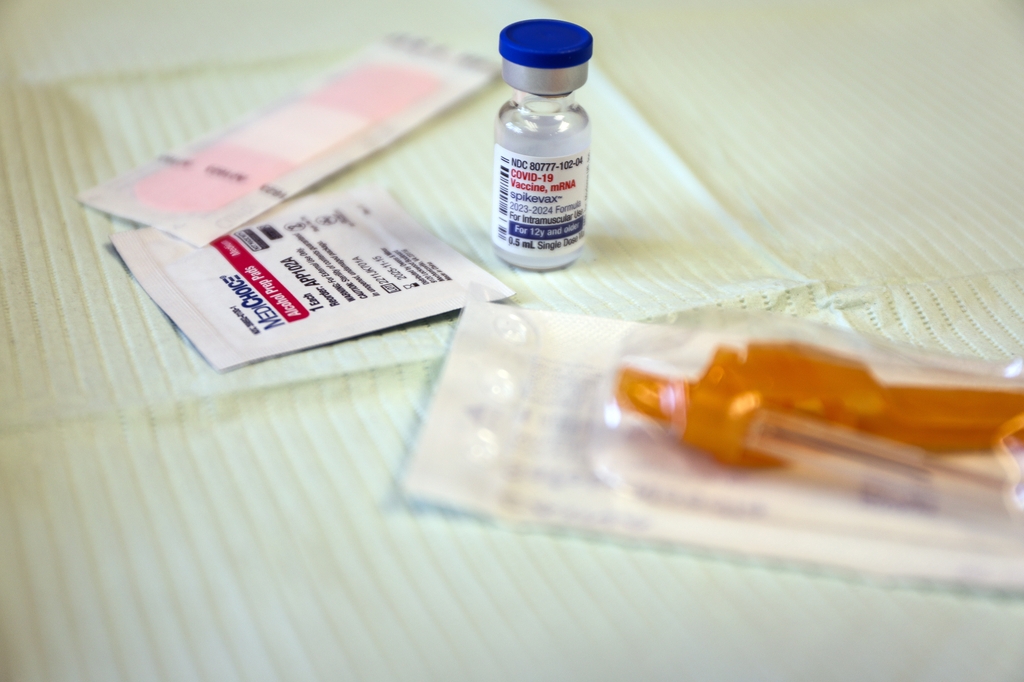 A COVID-19 vaccine is prepped at an OHSU clinic and sits on a medical tray. New research from OHSU reveals a strong immune response to an updated vaccine in the fall of 2023, suggesting a clear benefit for people receiving updated vaccinations regularly, especially older adults and those with underlying medical conditions. (OHSU/Christine Torres Hicks)