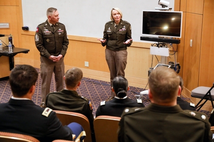 La visita de la jefa de sanidad del Ejército de Estados Unidos destaca la relación entre los organismos militares y OHSU