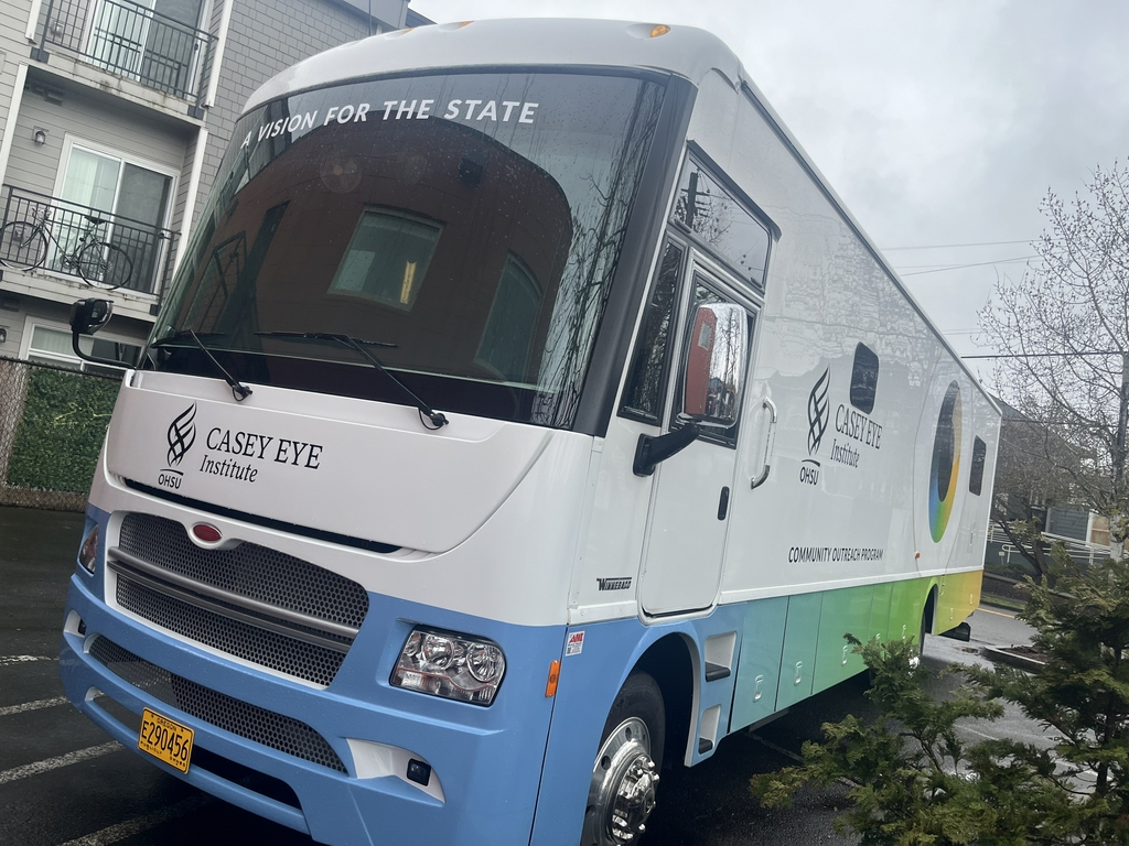 La furgoneta móvil Casey Eye se aparca en una calle. el Programa de Extensión Comunitaria Casey de OHSU obtuvo una clínica ocular móvil adicional en enero, gracias a donaciones de la comunidad. Esta clínica sobre ruedas de 39 pies de longitud, construida especialmente, ahora permite que el programa brinde atención para preservar la vista a más oregonienses. (OHSU/Franny White)&nbsp;
