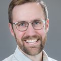 Brian Garvey, M.D., M.P.H. (OHSU) es un Hombre rubio con gafas