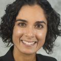 Safina Koreishi, M.D., M.P.H. (Courtesy) es una Mujer con pelo corto y rizado negro.