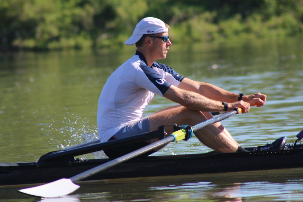 El remero Todd Vogt en un bote de remos en el agua en Portland. El remero de Portland Todd Vogt entrena en el canal Multnomah cerca de la isla Sauvie el viernes 10 de mayo de 2024. Superando la enfermedad de Parkinson y la edad, Vogt representará a Estados Unidos en los Juegos Paralímpicos de este verano en París. (OHSU/Erik Robinson)