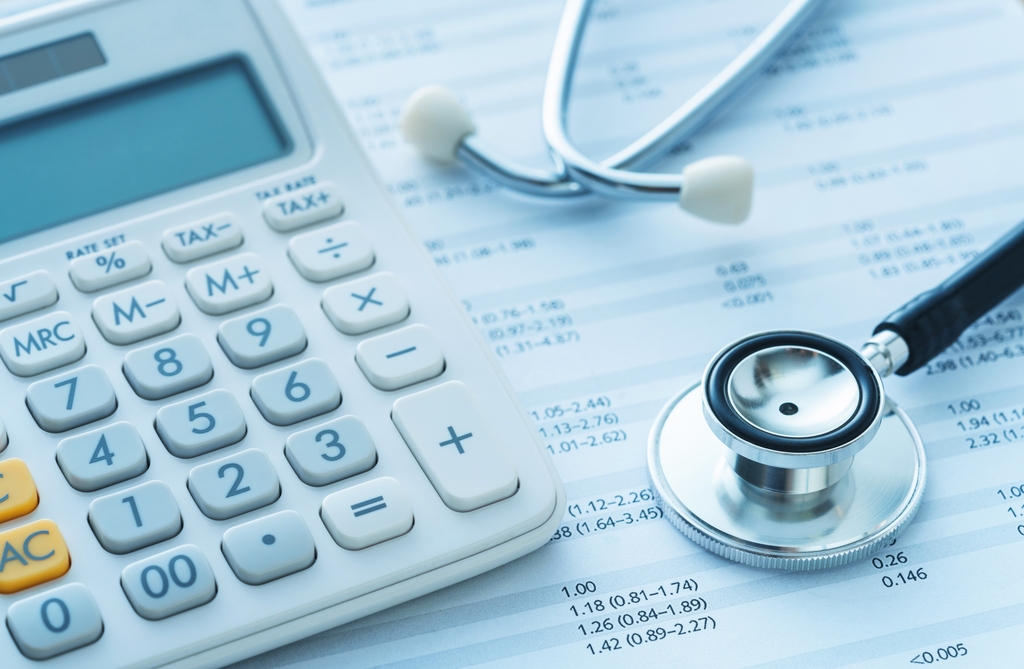 La imagen es de un estetoscopio encima de una factura médica y al lado de una calculadora. Muestran las investigaciones que empresas de capital privado adquieren prácticas de salud médica conductual a un ritmo creciente. (Getty Images)