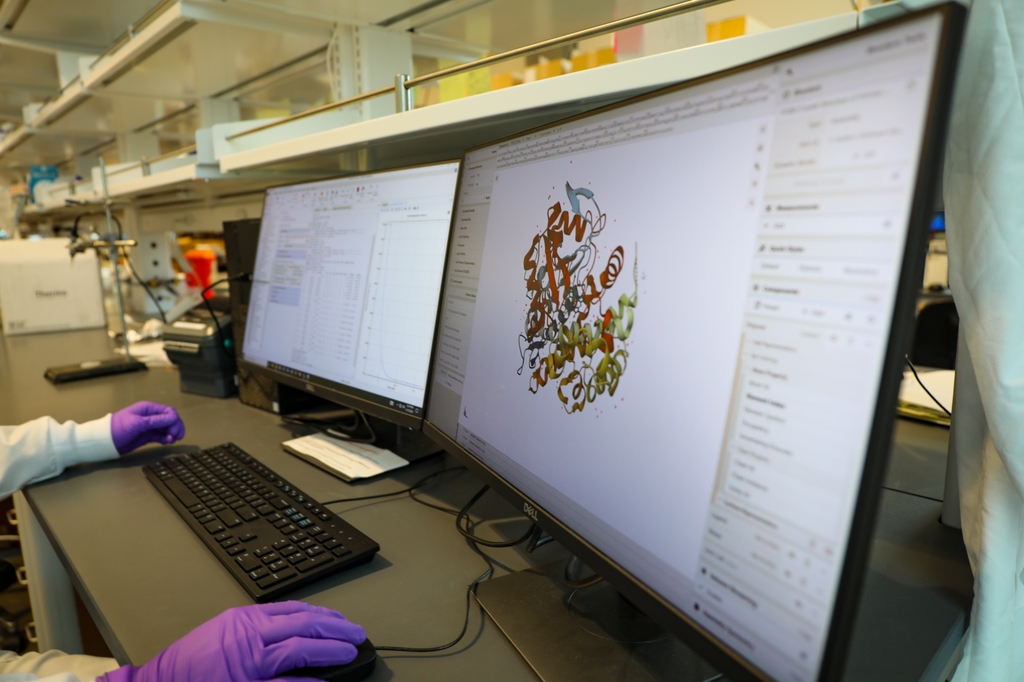 A computer with cancer treatment modeling displayed. The Center for Experimental Therapeutics at the OHSU Knight Cancer Institute provides expertise in pharmacology, toxicology and chemistry for new drug development, along with access to chemical compounds, high-throughput screening services and a wide range of model test systems. (OHSU/Christine Torres Hicks)