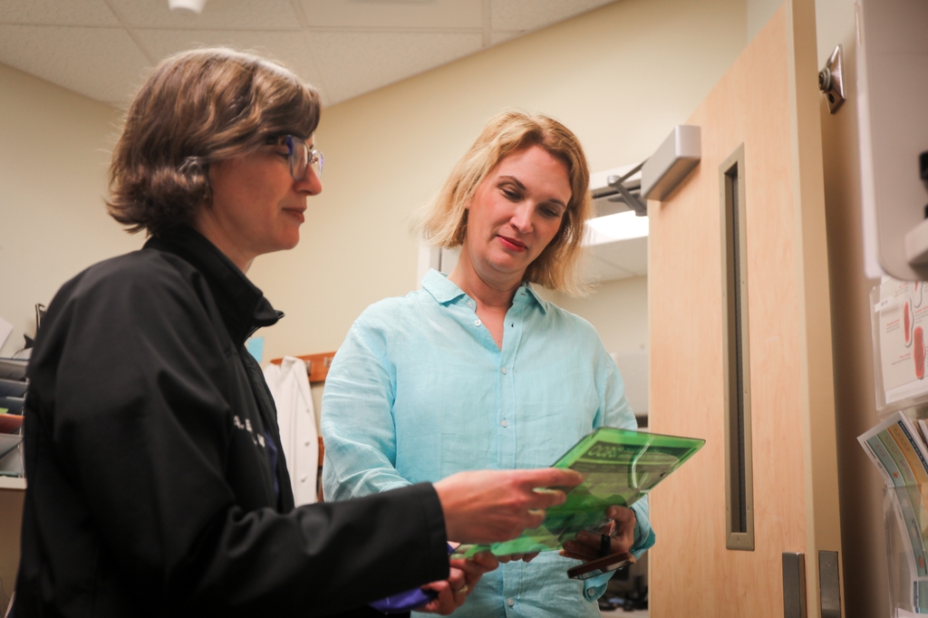 Dos años después de revocarse la protección federal de derecho al aborto, los profesionales médicos de OHSU siguen identificando estrategias para preservar y ampliar el acceso a la atención de la salud reproductiva en Oregon y a lo largo del país. 
