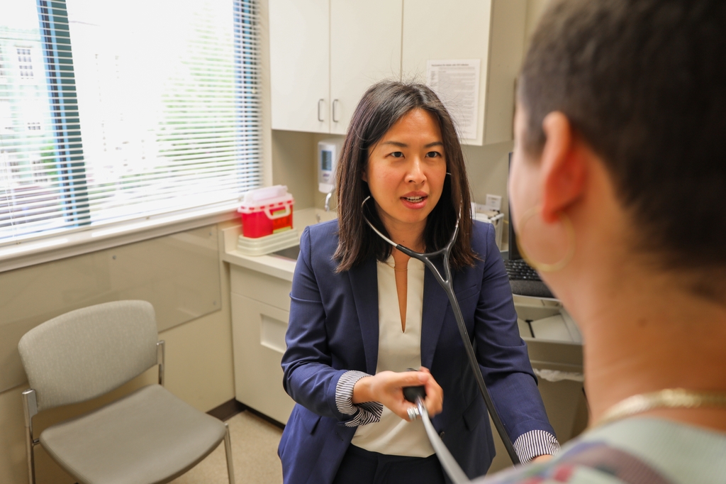 Jane Zhu, M.D., examina a una paciente en una habitación en OHSU.
