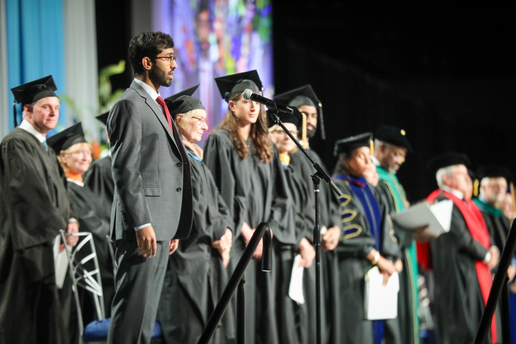 Los graduados&nbsp;de OHSU cantan durante la entrega de diplomas de OHSU en 2023 en el Oregon Convention Center en Portland, el viernes 9 de junio de 2023.&nbsp;(OHSU/Christine Torres Hicks)