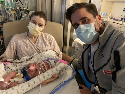 Stephanie Dewes y Stefan Shearer le dieron la bienvenida a su hija Clara en enero.