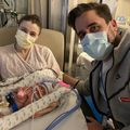 Programa de OHSU Doernbecher ayuda a los padres a cargar y establecer un vínculo con su bebé en la NICU más pronto