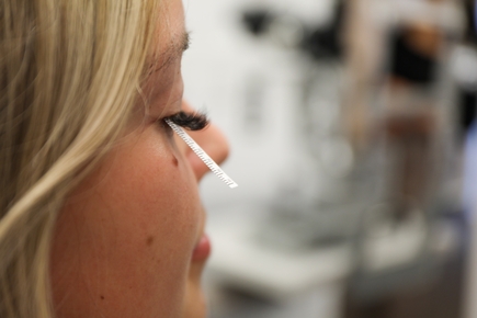 Los ojos y las lágrimas de un paciente se analizan en una sala de examen de córnea en el Casey Eye Institute