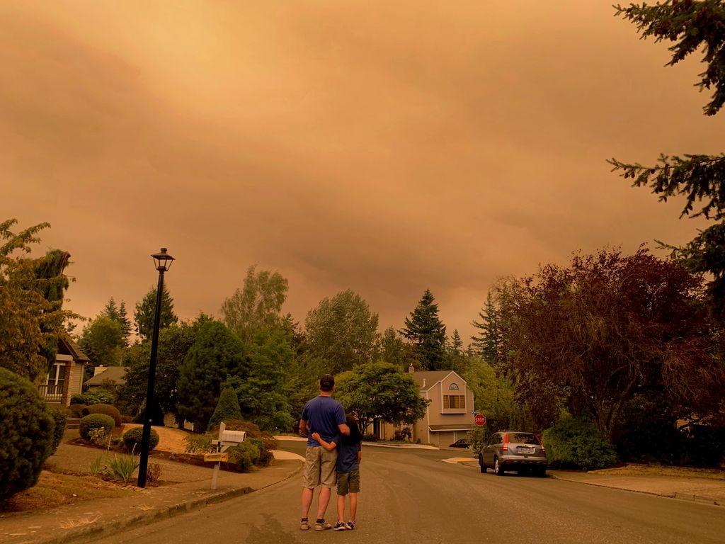 El humo de un incendio distante nubla un vecindario de Portland. A medida que el cambio climático alimenta el aumento de los incendios forestales, los investigadores del Centro para la Salud de la Mujer de OHSU están investigando los efectos de la exposición crónica al humo en los resultados de la salud reproductiva. (OHSU)