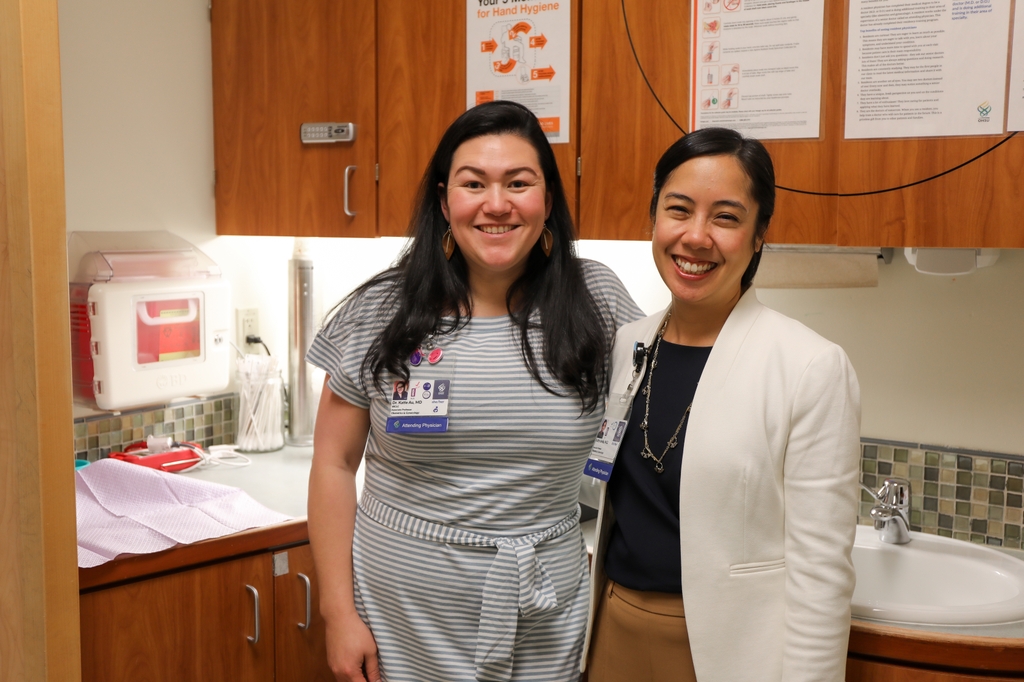 Katie Au, M.D., y Katherine Jorda, M.D., de pie en una habitación para pacientes en el Centro para la Salud de la Mujer de OHSU. El Centro OHSU para la Salud de la Mujer ha desarrollado una clínica única para brindar atención especial a pacientes con trastorno de estrés postraumático o trauma perinatal. "Me gustaría que todos los pacientes pudieran experimentar este tipo de apoyo", dijo Maddie Papke, una paciente. (OHSU/Christine Torres Hicks)