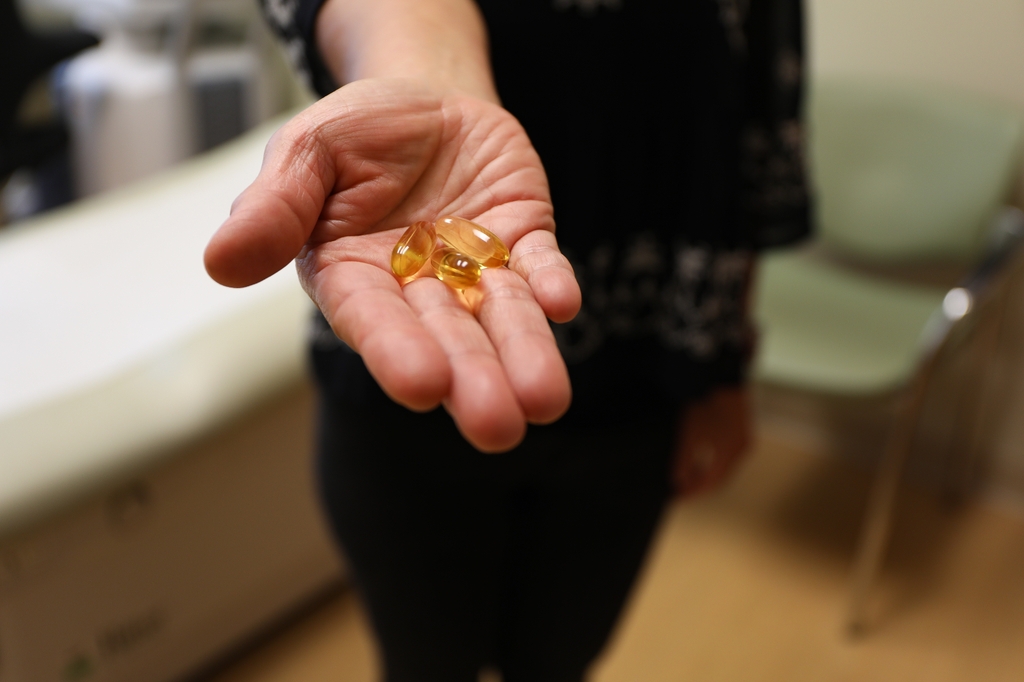 Lynne Shinto, N.D., M.P.H., profesora de neurología en la Facultad de Medicina de OHSU, tiene suplementos de aceite de pescado. Un ensayo clínico reciente de OHSU dirigido por Shinto sugiere que los adultos mayores con predisposición genética a la enfermedad de Alzheimer pueden beneficiarse de los suplementos de aceite de pescado. (OHSU/Christine Torres Hicks)