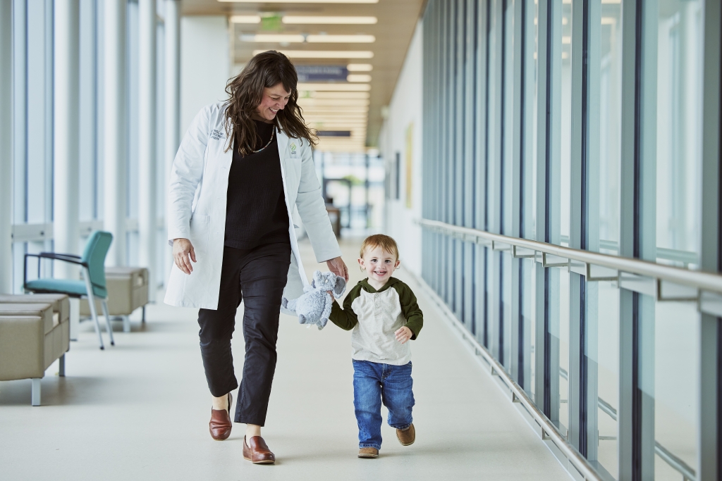 La Dra. Lori K. Howell, con August Poirier, de dos años, en OHSU Doernbecher Children’s Hospital. Howell reparó el labio leporino de August cuando tenía un mes de vida&nbsp;y su equipo de OHSU continuará brindándole atención a medida que crezca. (OHSU)&nbsp;