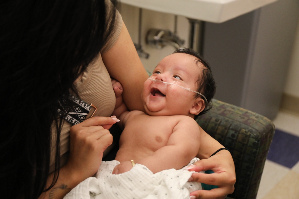 El doctor les dijo que su bebé tenía espina bífida. El equipo de cirugía fetal de OHSU este año llevó a cabo la primera reparación intrauterina de espina bífida de la región, que puede mejorar significativamente los resultados de salud a largo plazo de los bebés que nacen con este problema de salud. (OHSU/Christine Torres Hicks)