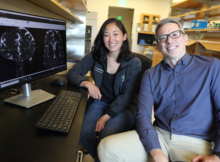 Los Dres. Erin Yamamoto y Juan Piantino se encuentran entre los coautores de un nuevo estudio de Oregon Health & Science University que usó imágenes de pacientes de neurocirugía para revelar de manera definitiva la existencia de vías de eliminación de desechos en el cerebro humano, conocidos como sistema glinfático. (OHSU/Christine Torres Hicks)