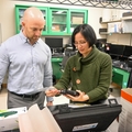 Jonathan Elliott y Miranda Lim en el laboratorio