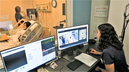 Estudiantes de enfermería de OHSU en el centro de simulación de Ashland
