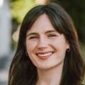 Katrina Rapp, M.D., tiene cabello largo y castaño, viste una chaqueta de traje y una blusa gris y le sonríe a OHSU.