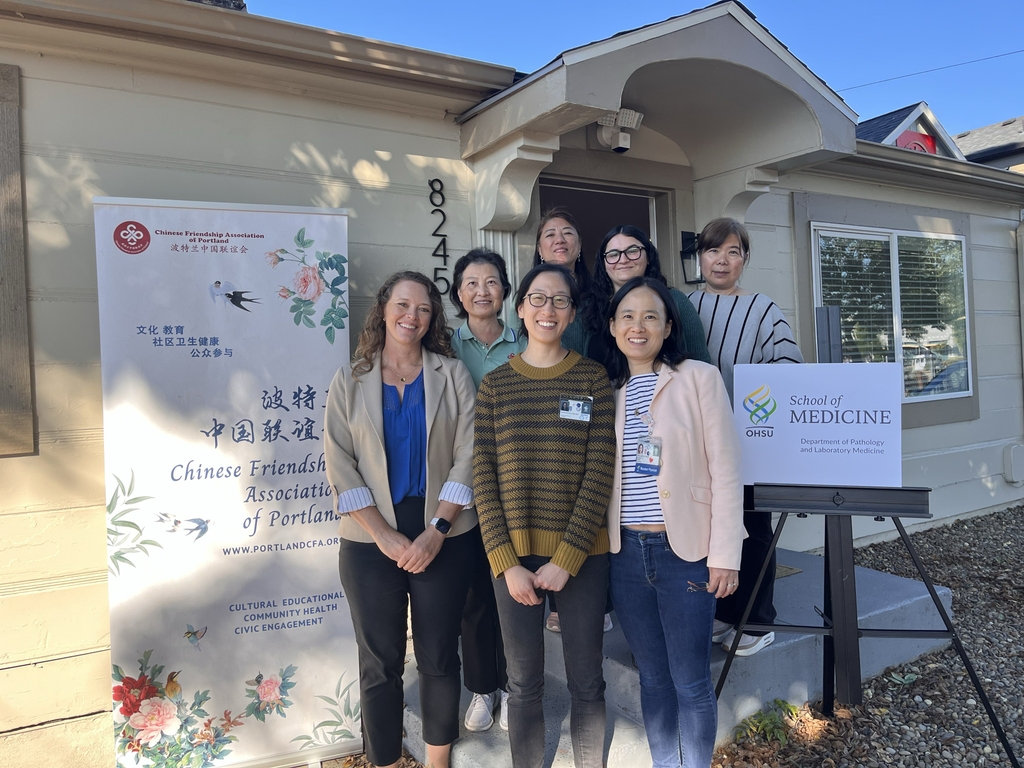 Dra. Vanderlene Kung, Ph.D., tercera desde la izquierda, y un equipo de patólogos e investigadores de OHSU ofrecen pruebas gratuitas de detección del VPH en colaboración con varias organizaciones comunitarias, como la Chinese Friendship Association. Los esfuerzos basados en la comunidad están destinados a fomentar la confianza y los puntos de atención con las poblaciones de mayor riesgo de contraer el VPH y enfermedades relacionadas con el VPH. (Cortesía)