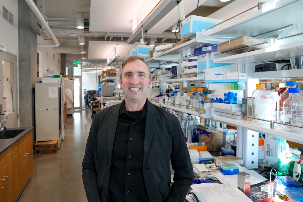 Andrew Emili, Ph.D., professor of systems biology and oncological sciences, works in his lab at OHSU. Emili is part of a multi-disciplinary research team that uncovered how small molecules within bacteria interact with proteins, revealing a network of molecular connections that could improve drug discovery and cancer research. (OHSU/Christine Torres Hicks)