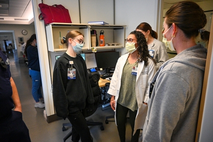 Los grupos dirigidos por OHSU brindan apoyo culturalmente específico para las familias de la UCIN (NICU, por su sigla en inglés) en Portland