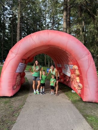 Matt Hazard, paciente de OHSU, acompañado de su esposa, Amanda, y sus hijos, Easton&nbsp;y&nbsp;Colton, en la carrera de 5&nbsp;km Get Your Rear In Gear de 2024, organizada por la Colon Cancer Coalition. (Cortesia)