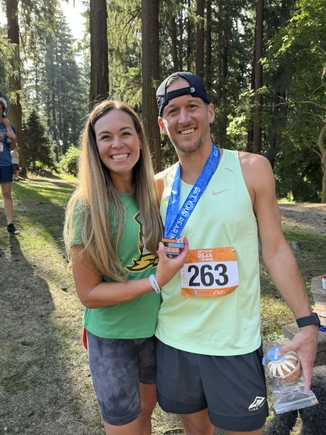 Matt Hazard, paciente de OHSU, acompañado de su esposa, Amanda, después de correr la carrera de 5&nbsp;km Get Your Rear In Gear en 2024. (Cortesia)