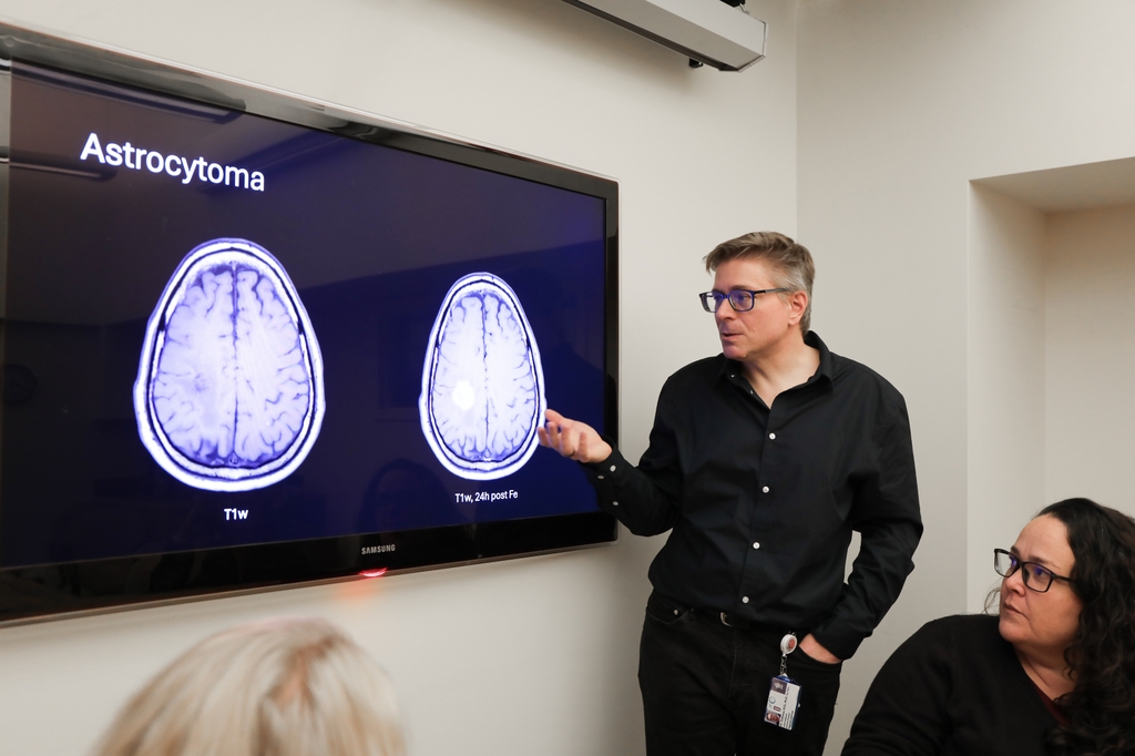 Investigadores del Programa de Neurooncología de la Barrera Sangre-Cerebro (Neuro-Oncology Blood-Brain Barrier Program) apoyaron varios ensayos clínicos que investigan un nuevo uso de un medicamento para imágenes de cáncer cerebral; los datos ayudaron a lograr su reciente aprobación por parte de la FDA. (OHSU/Christine Torres Hicks)