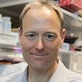 Jeffrey Tyner, Ph.D., profesor de Biología celular, del desarrollo y el cáncer en la School of Medicine y el Knight Cancer Institute de OHSU