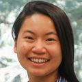 Hsuan-Yuan (Sherry) Wang, Ph.D., tiene cabello oscuro y lacio peinado hacia un lado y sonríe en el laboratorio de Malouli.