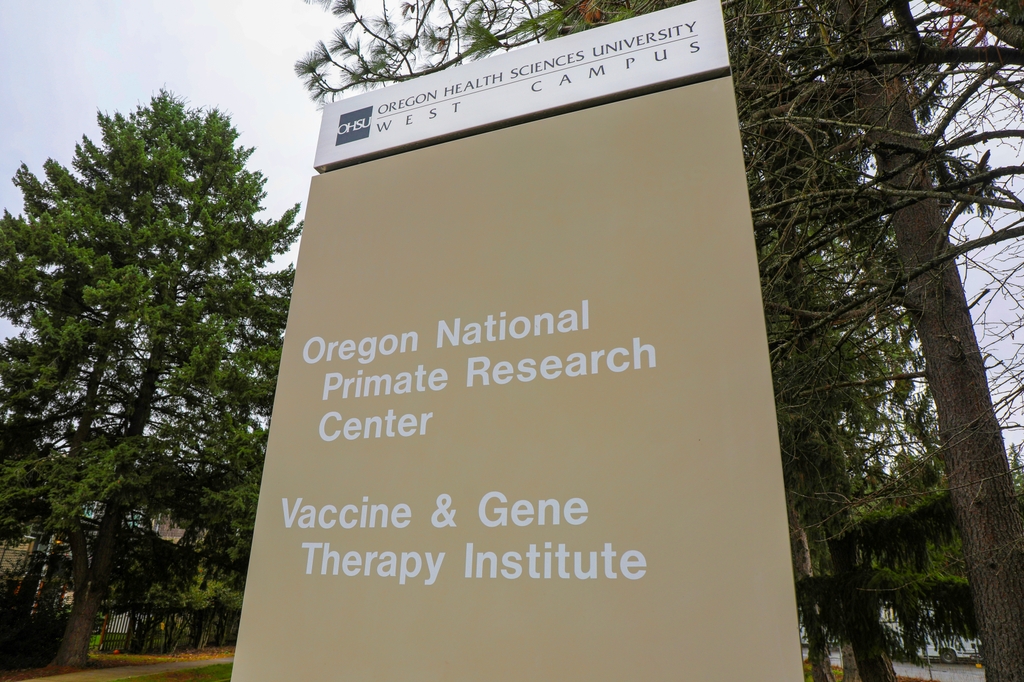 Letrero del Centro Nacional de Primates de Oregón afuera del campus oeste de OHSU.
