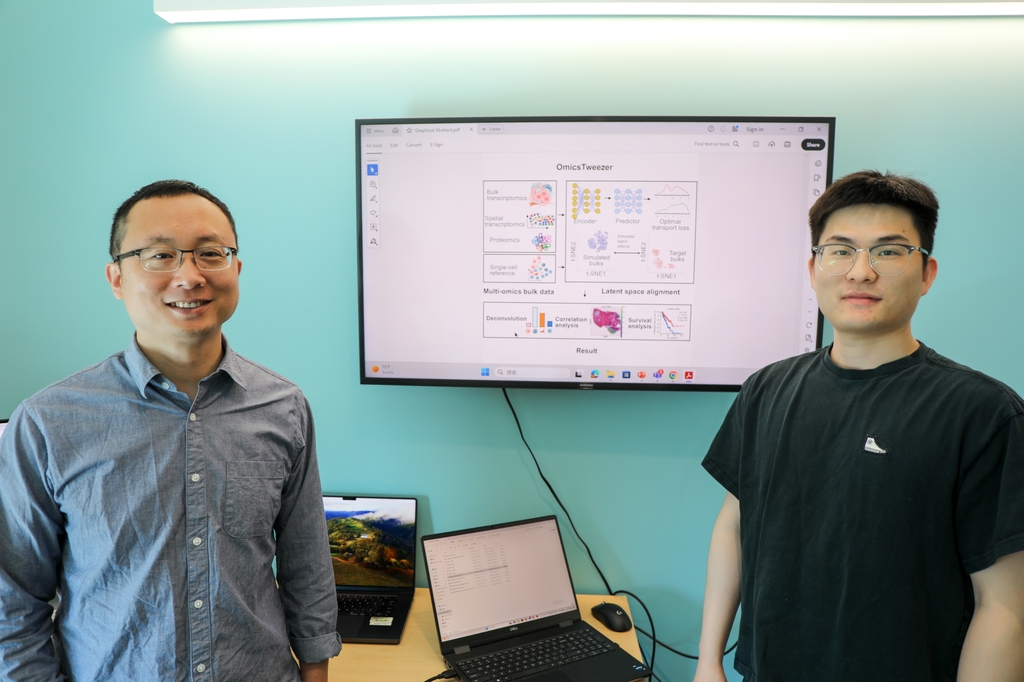 Zheng Xia, Ph.D., ha desarrollado una nueva herramienta llamada OmicsTweezer que utiliza técnicas avanzadas de aprendizaje automático para analizar datos biológicos a gran escala. Xinxing Yang, Ph.D., investigador postdoctoral en el laboratorio de Xia, es el autor principal del estudio publicado. (OHSU/Christine Torres Hicks)